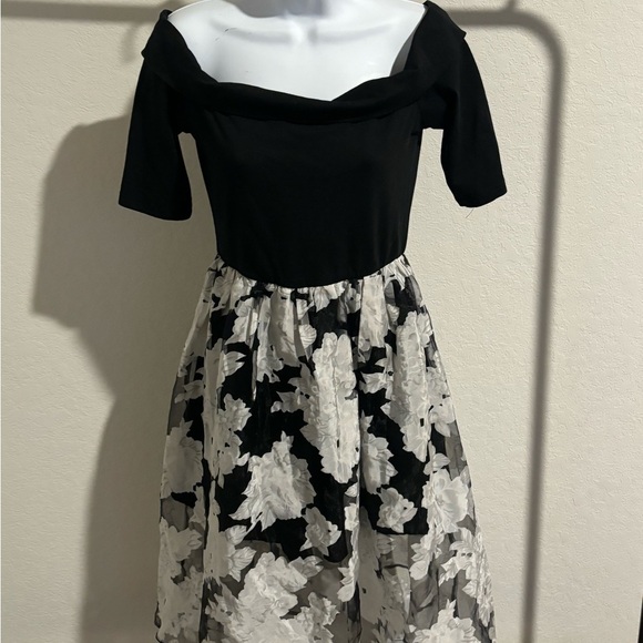 Mustard Seed floral dress worn by Actress Oana Gregory - Picture 3 of 4